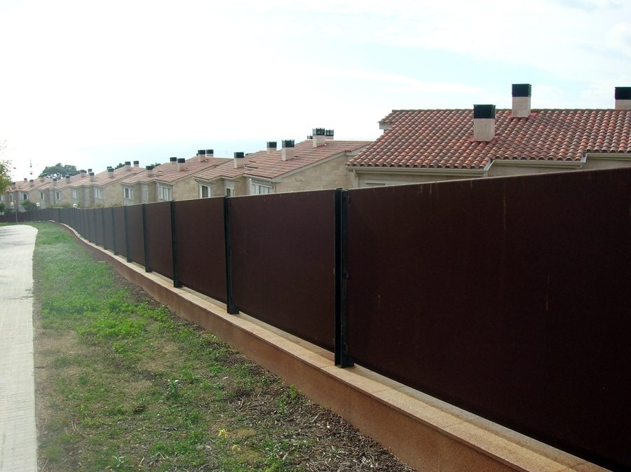 Vallas de acero corten de 3 mm de espesor plegadas.
