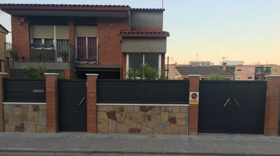 Puertas y valla vivienda unifamiliar