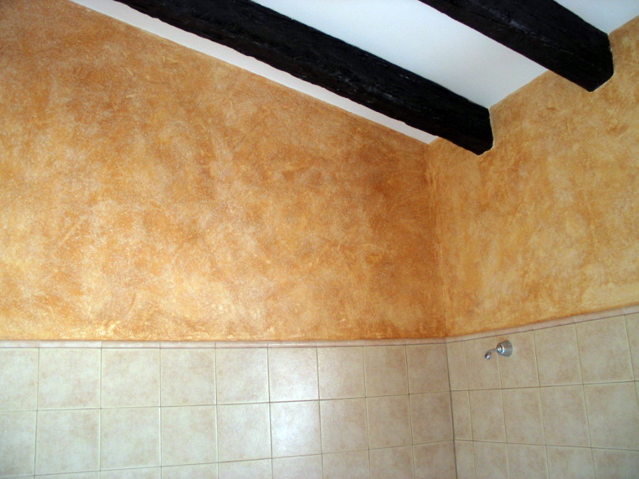 Veladura a dos colores en cuarto de baño.