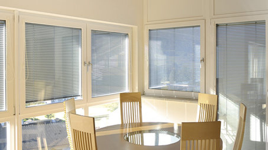 Ventana  Finstral de PVC con veneciana integrada Twin line