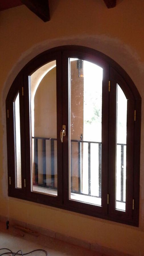 Ventana con curva superior