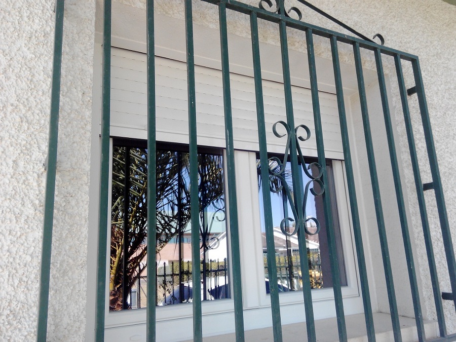 Ventana con hoja semienrasada