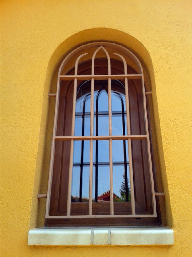 Ventana curvada en PVC roble dorado