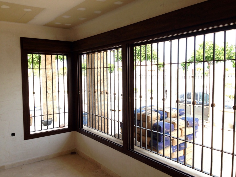 Ventana de aluminio con persiana