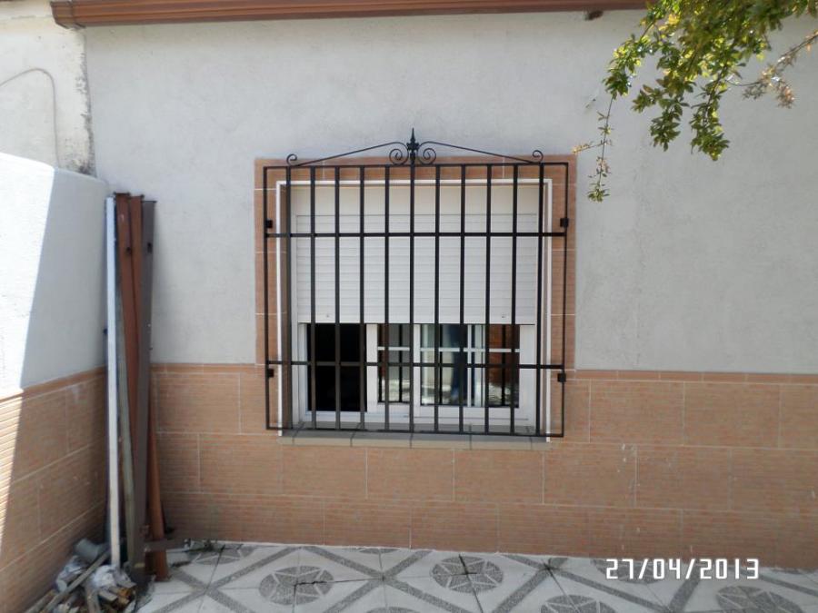 ventana de patio con rejas 