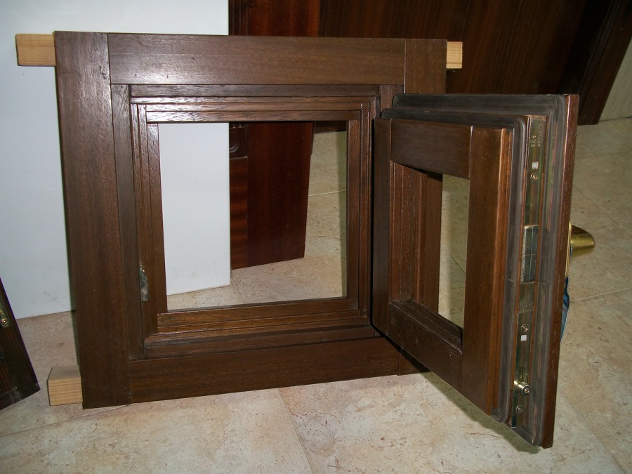 Ventana de perfil europeo