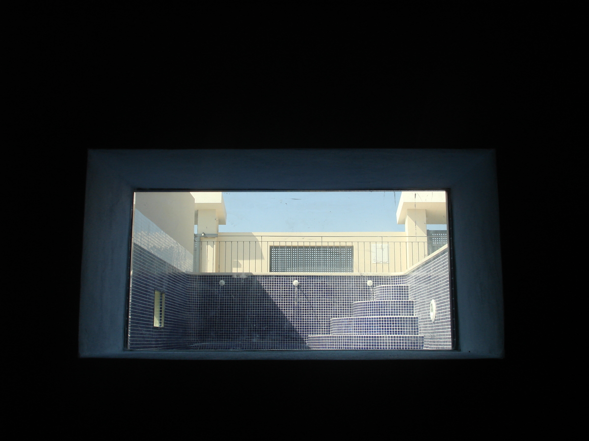 VENTANA DE PISCINA MIRANDO DESDE DENTRO DE LA VIVIENDA