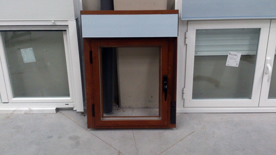 Ventana de una hoja practicable en imitación madera 