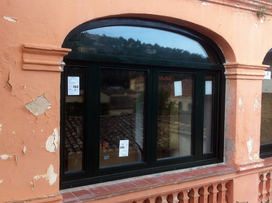 Ventana exterior de madera con punto