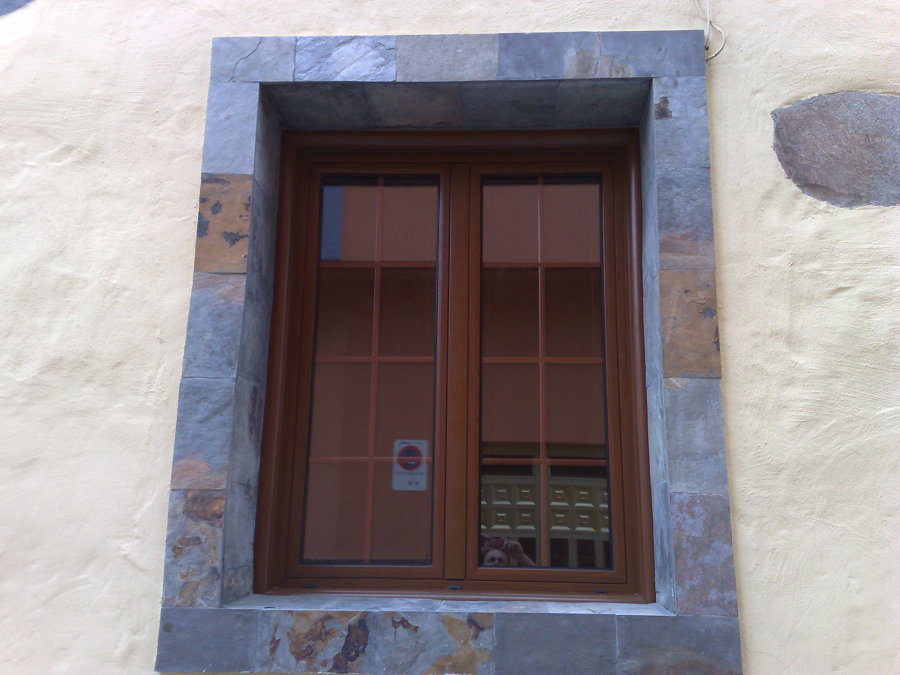 ventana en color madera