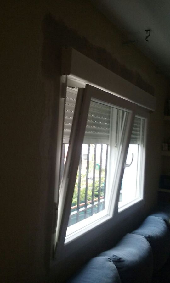 VENTANA OSCILOBATIENTE PVC BLANCA