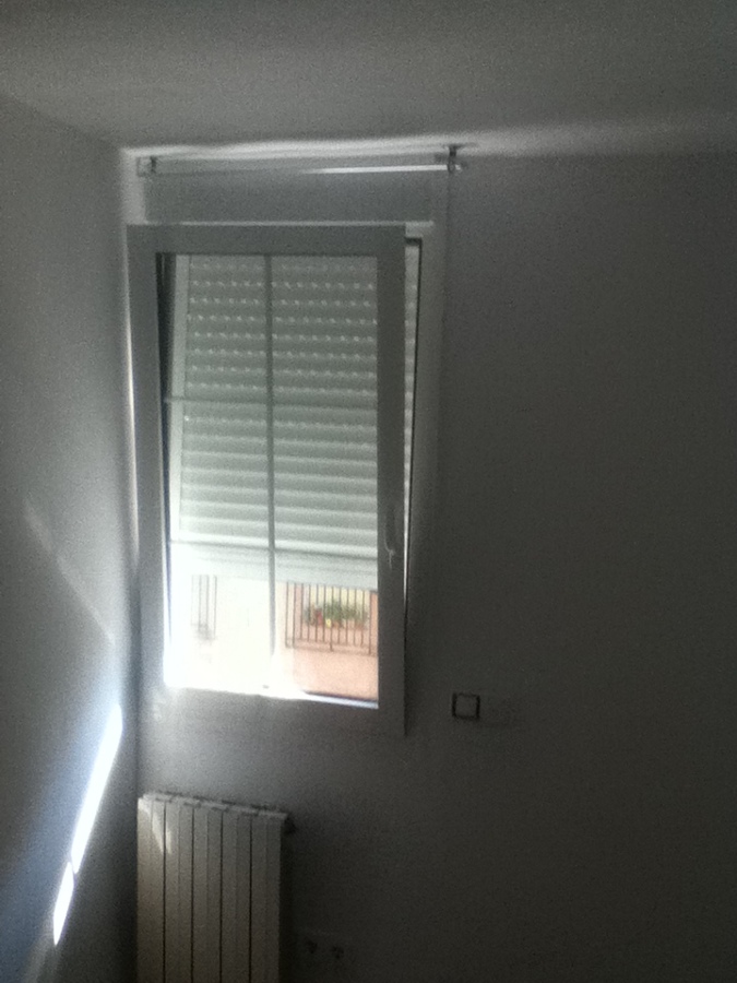 ventana oxilobatiente con persiana electrica