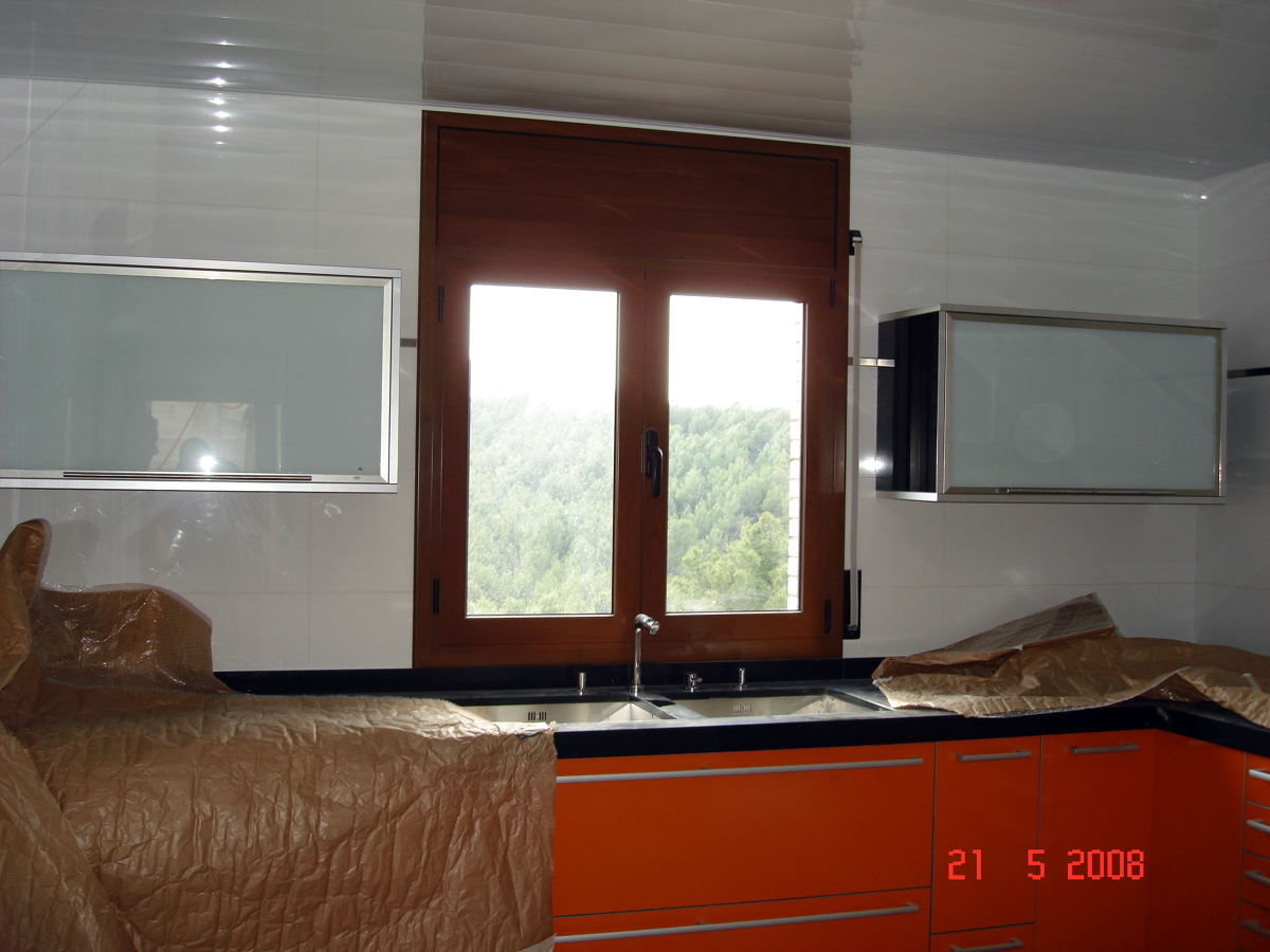 ventana practicable de 2 hojas color madera