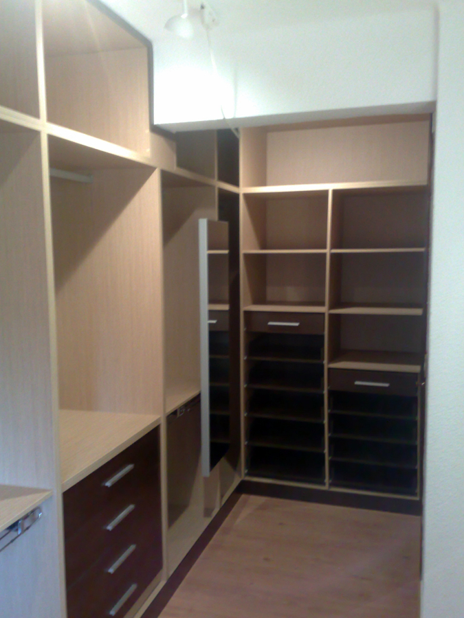 VESTIDOR CON CARGADEROS