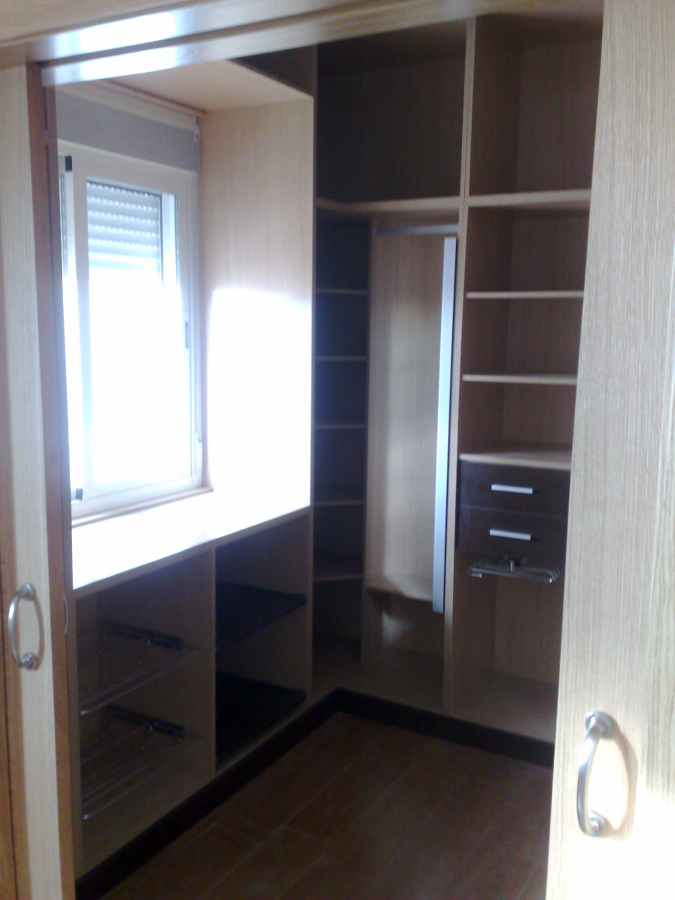 VESTIDOR CON VENTANA