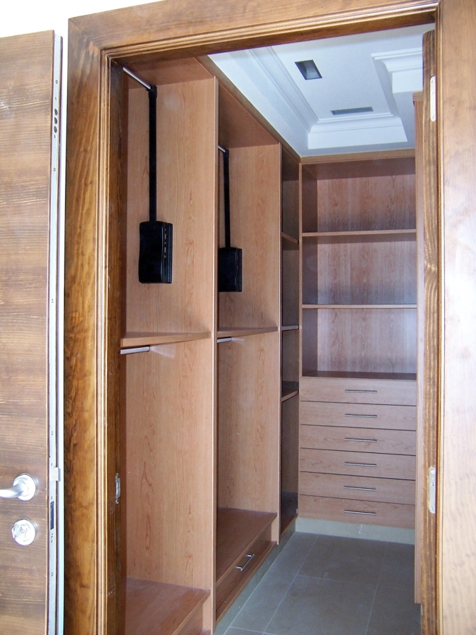 Vestidor en melamina de cerezo. Con percheros elevados.  