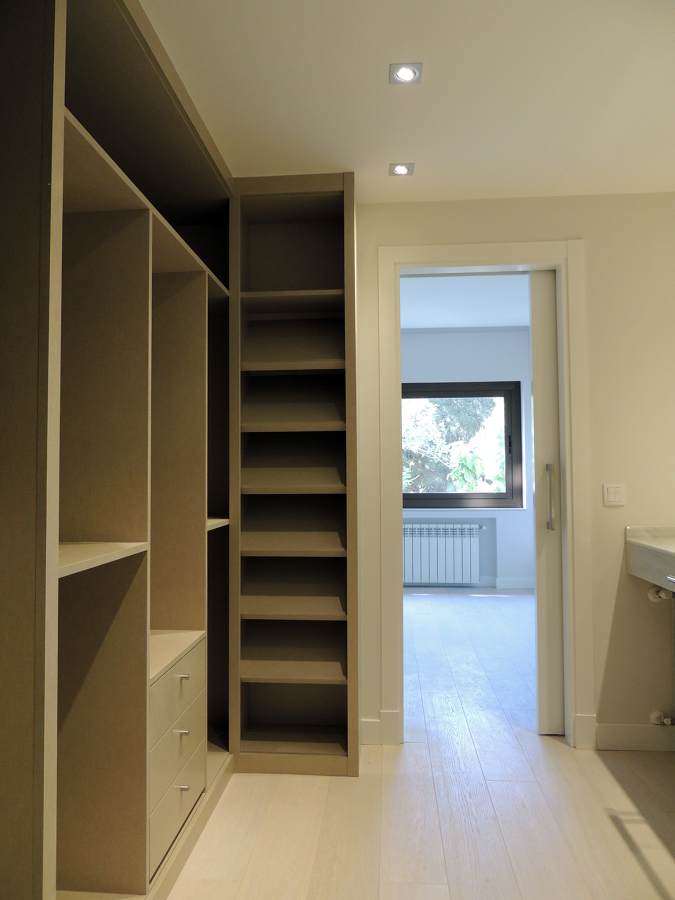 Vestidor sin puertas en acabado lino.