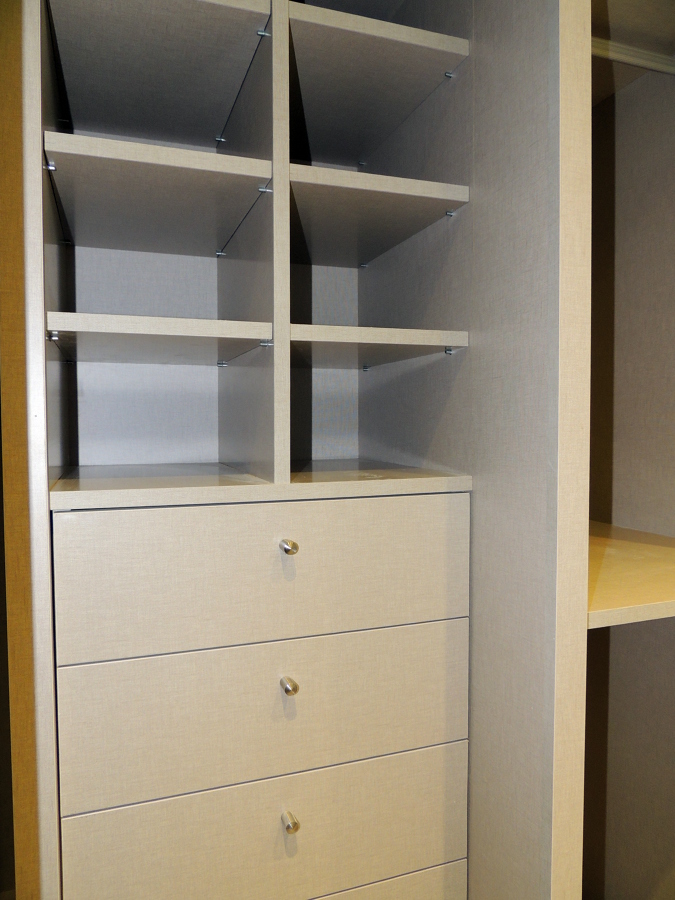 Vestidor sin puertas en acabado lino.