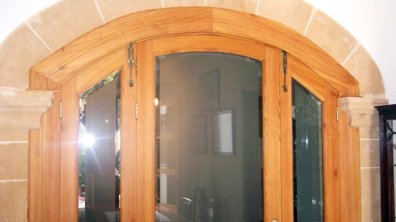 Vidrieras de paso con madera de norte viejo.