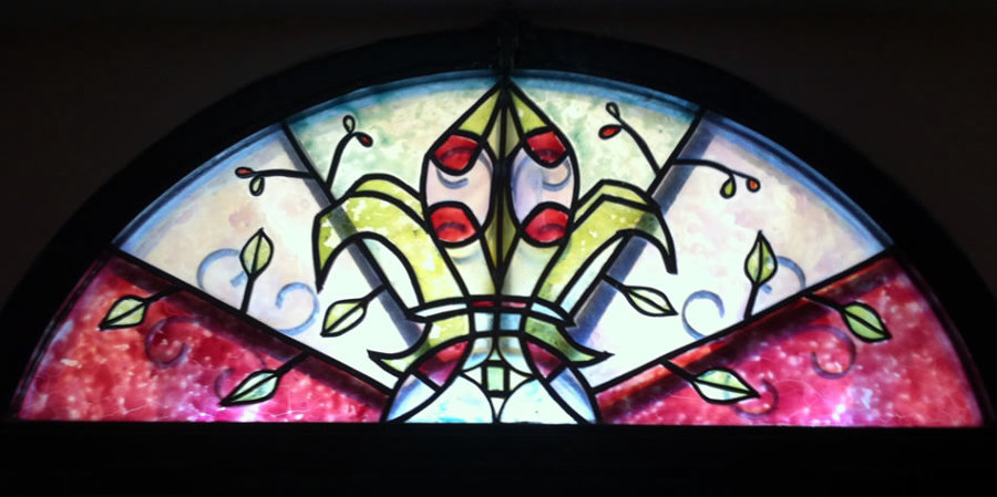 Vidrieras interiores y exteriores con diseños personalizados.