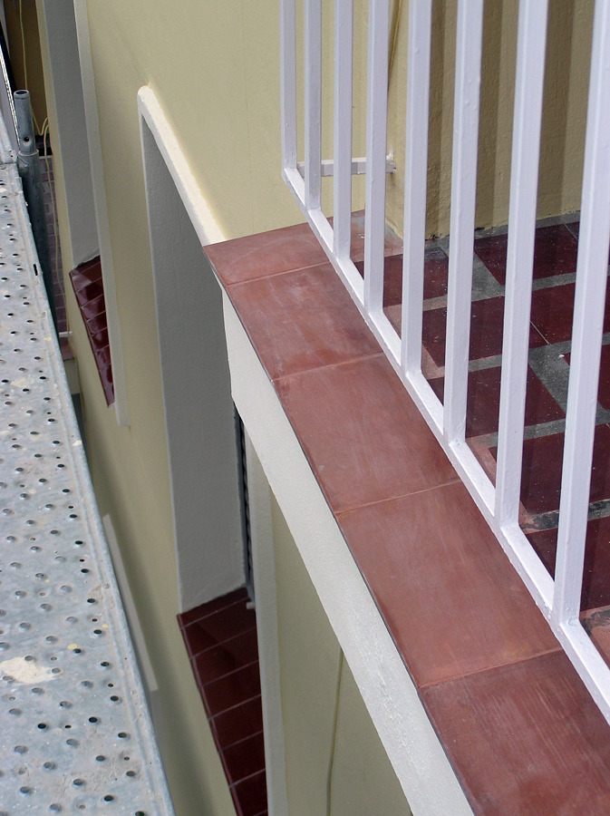 Vierteaguas cerámico sobre cornisas de terrazas