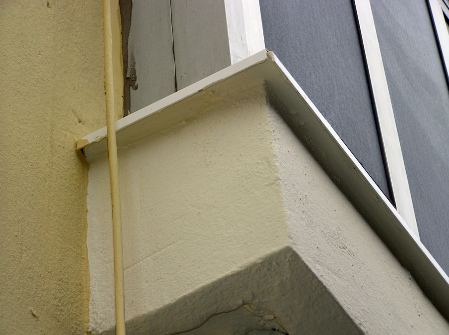 Vierteaguas metálico  sobre cornisas de terrazas