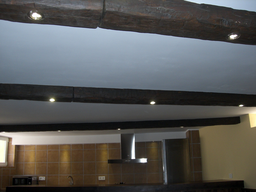 Vigas de poliuretano con focos encastrados