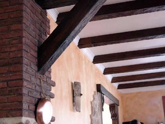 Vigas y paneles rústicos imitación.