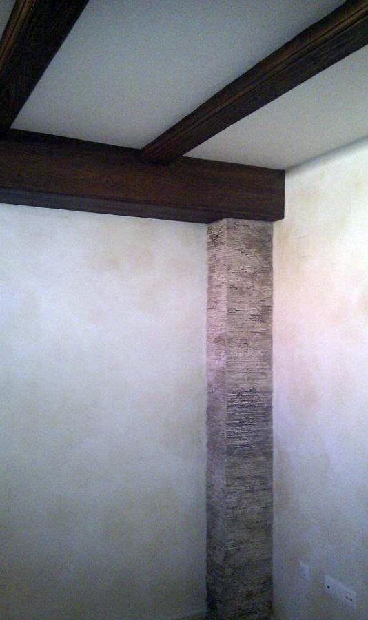 vigas y piedras decoradas