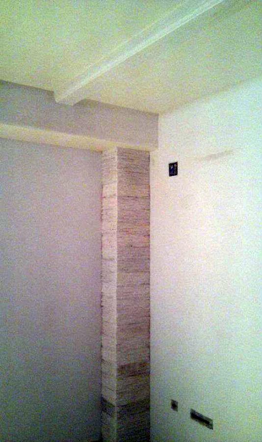 vigas y piedras sin decorar