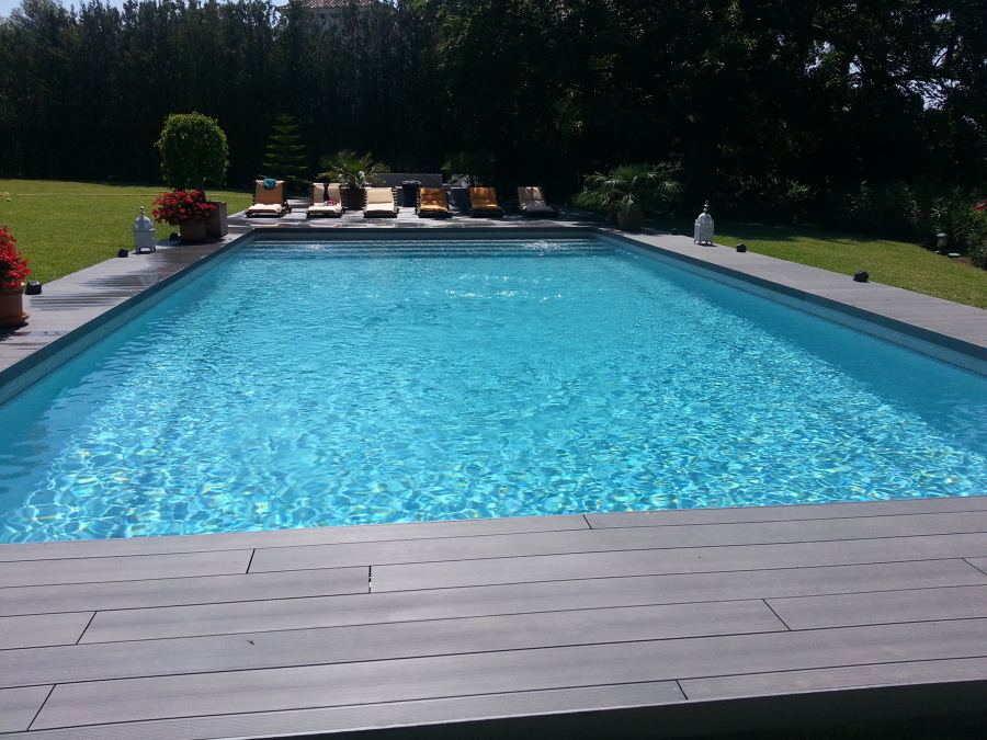 piscina con solarium de tarima sintética