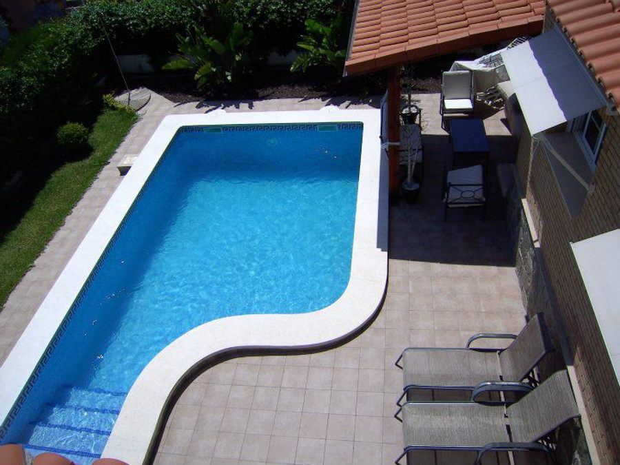 VISTA DE LA PISCINA DESDE ARRIBA 