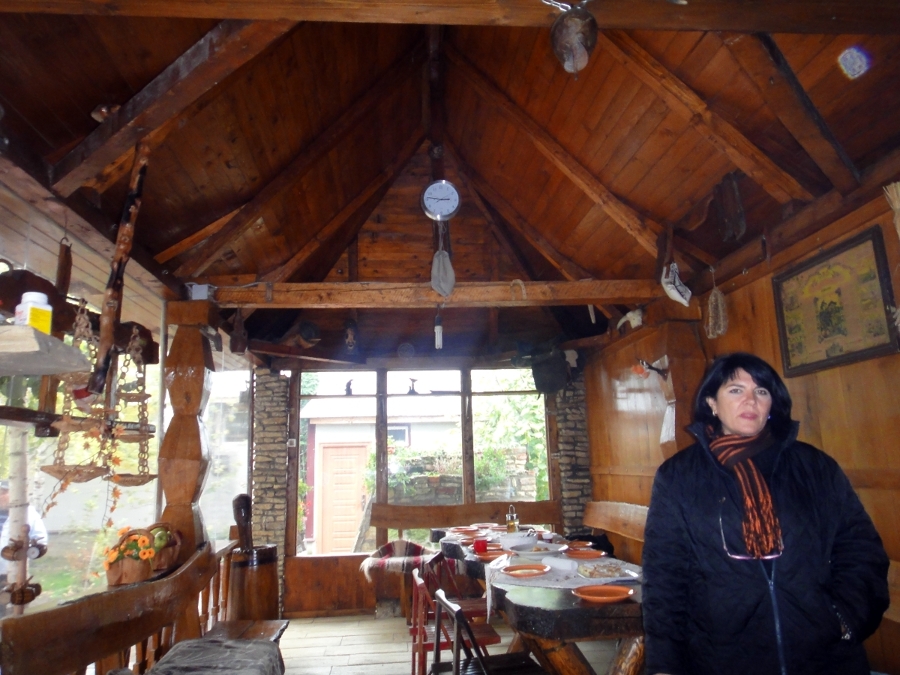 Vista de salón de madera rústica restaurada