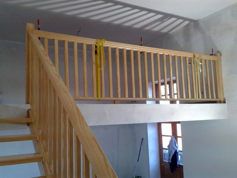 vista parcial escalera y barandilla