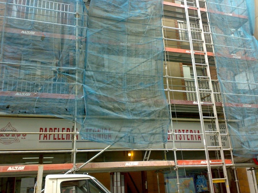 Vista parcial obra fachada edificio