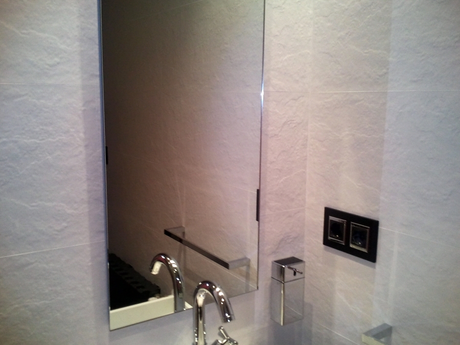 vistas de pequeños detalles en el acabado del baño ya reformado