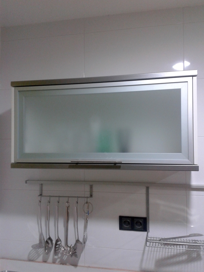 Vitrina cocina apertura compás.