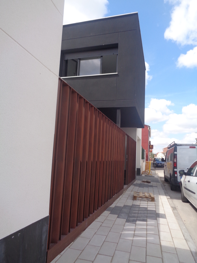 VIVIENDA UNIFAMILIAR, GARAJE Y MERENDERO