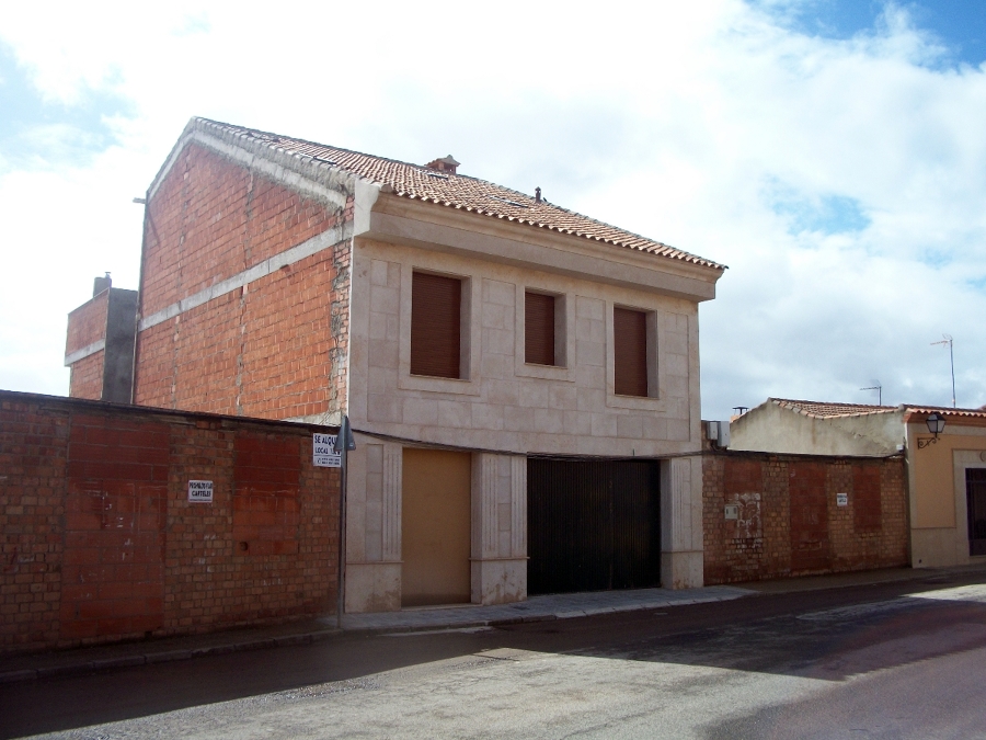 VIVIENDA UNIFAMILIAR ABUHARDILLADA.