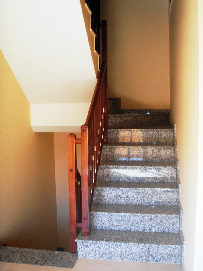 Vivienda unifamiliar aislada. Escaleras hacia estudio