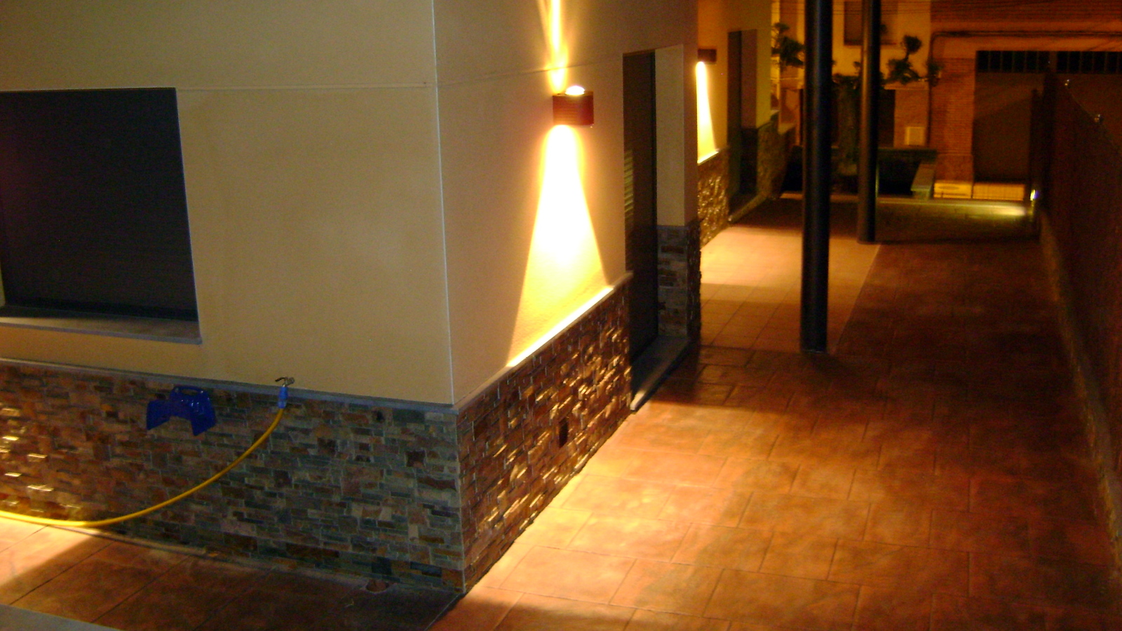 Vivienda unifamiliar aislada. Vista nocturna pasillo