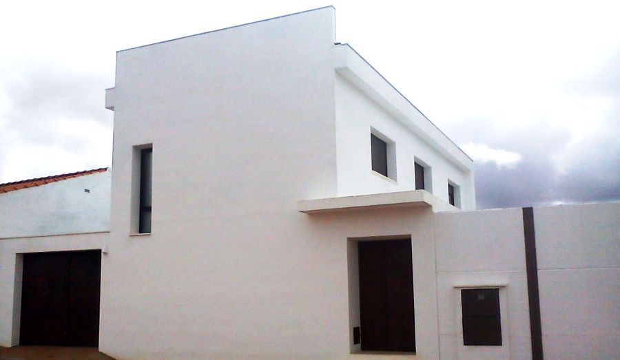 VIVIENDA UNIFAMILIAR CON PISCINA