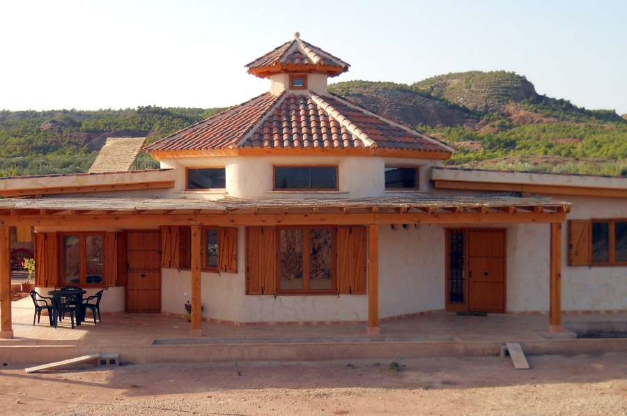 VIVIENDA UNIFAMILIAR DE BALAS DE PAJA