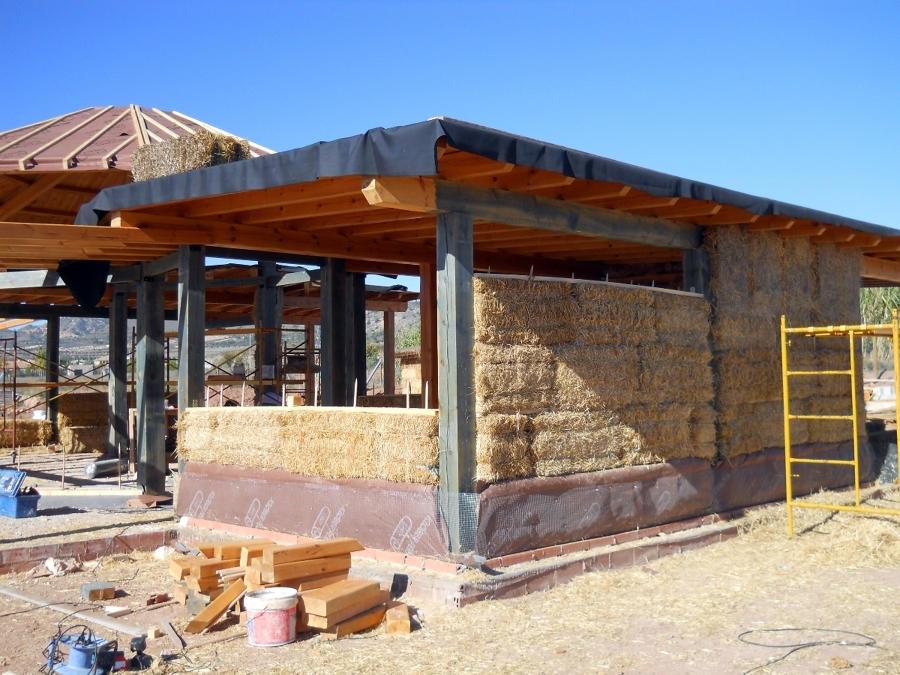 VIVIENDA UNIFAMILIAR DE BALAS DE PAJA