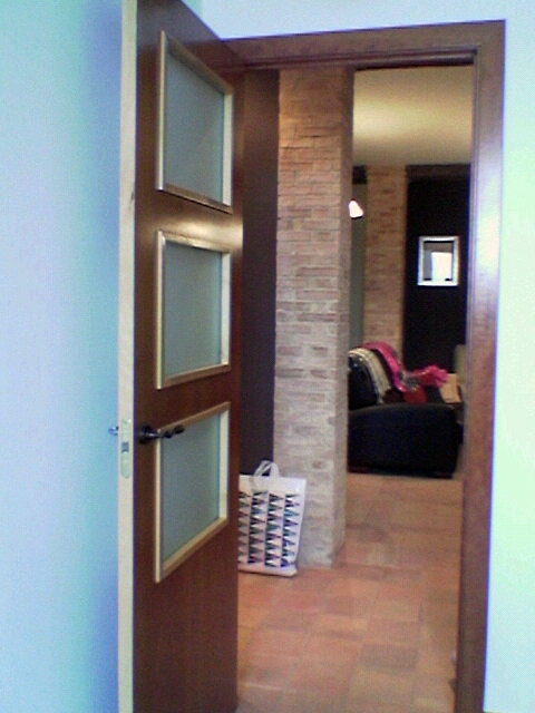 Vivienda unifamiliar en bloque sita en Sevilla. Salón desde cocina