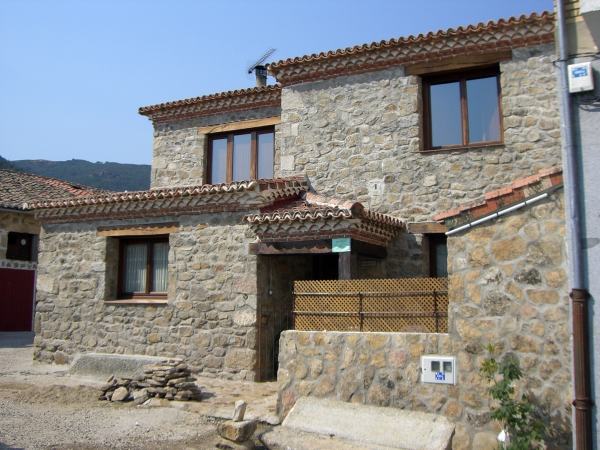 VIVIENDA UNIFAMILIAR EN VILLAFRANCA DE LA SIERRA (AVIILA)