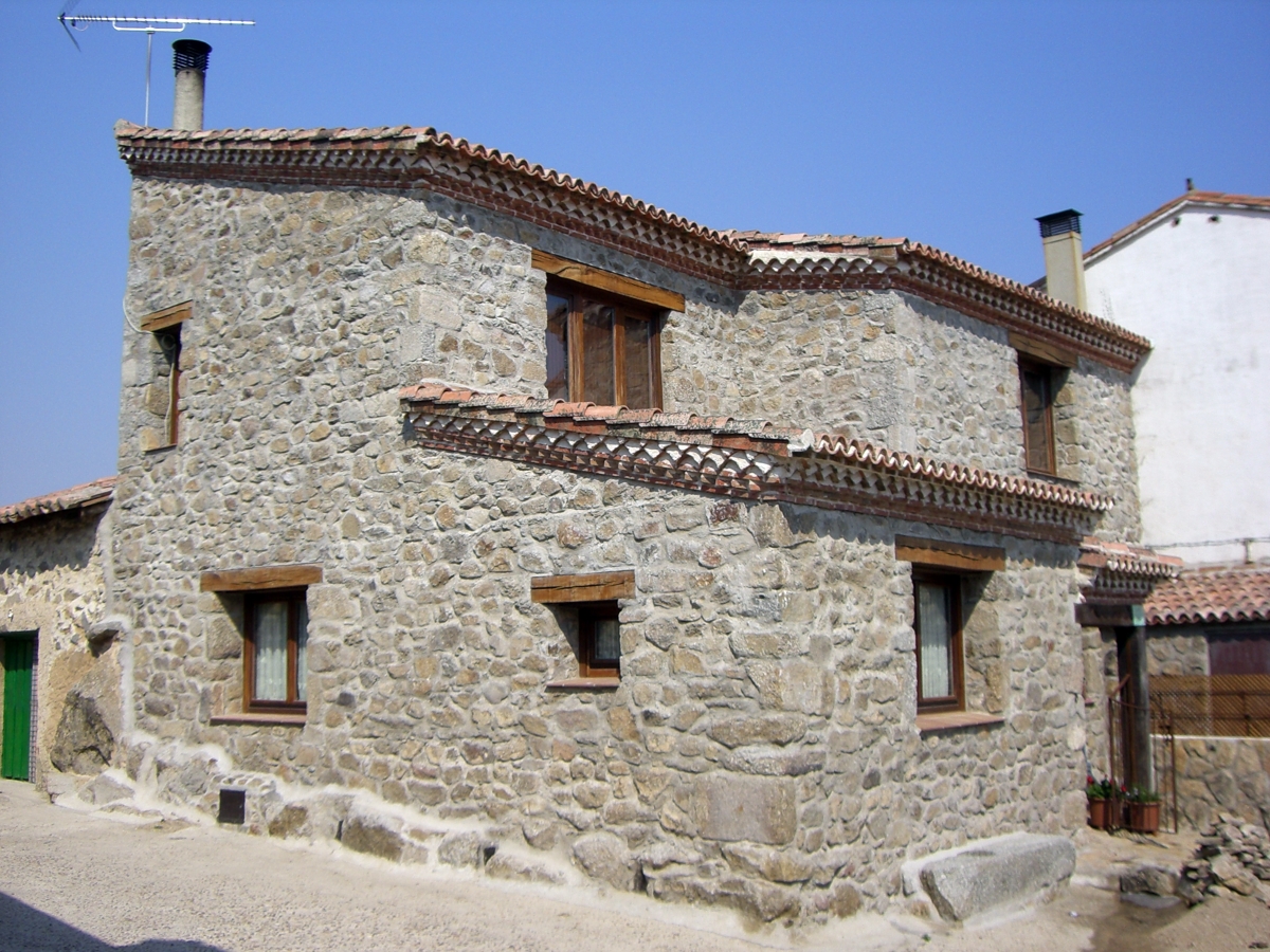 VIVIENDA UNIFAMILIAR EN VILLAFRANCA DE LA SIERRA (AVIILA)