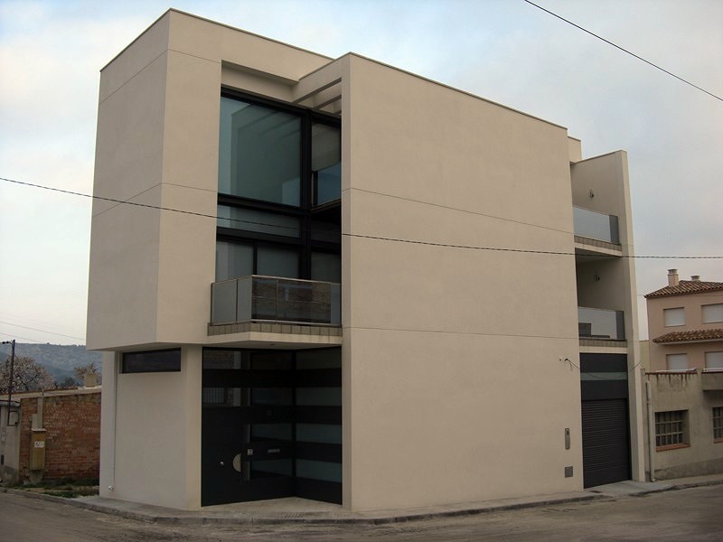 Vivienda unifamiliar estilo moderno en núcleo urbano