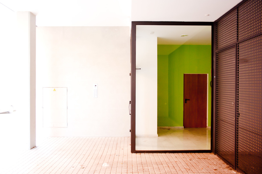 Acceso a edificio de viviendas