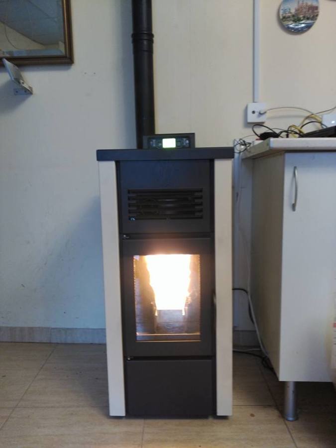 Estufa PALLADIO modelo WEB de 8,5 kw en color beige